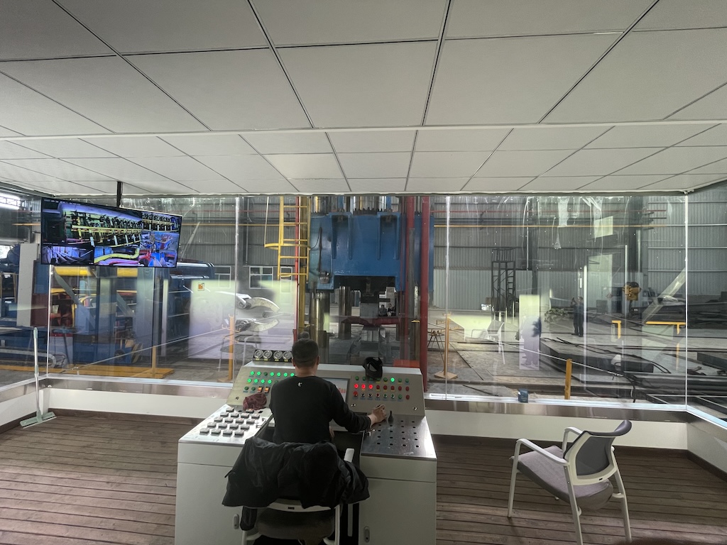 锻造压机操作室