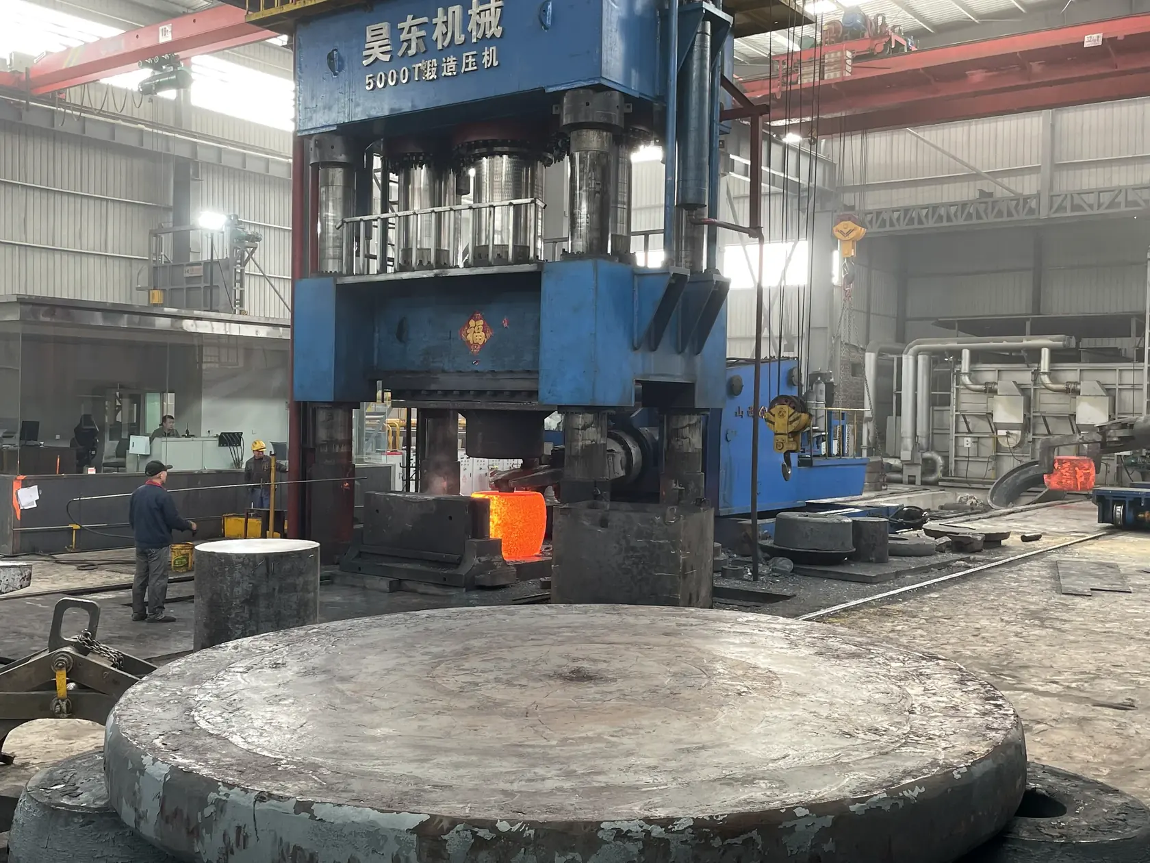 压机正面自由锻造作业现场
